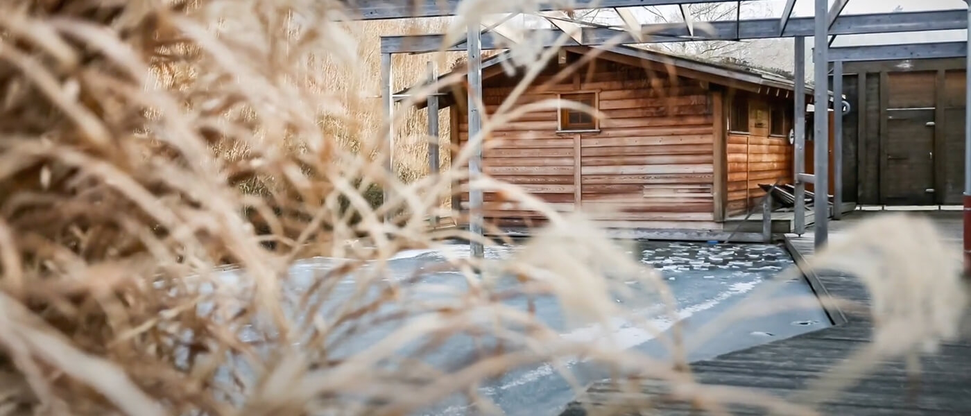Außenbereich mit finnischer Sauna mit Naturteichbecken